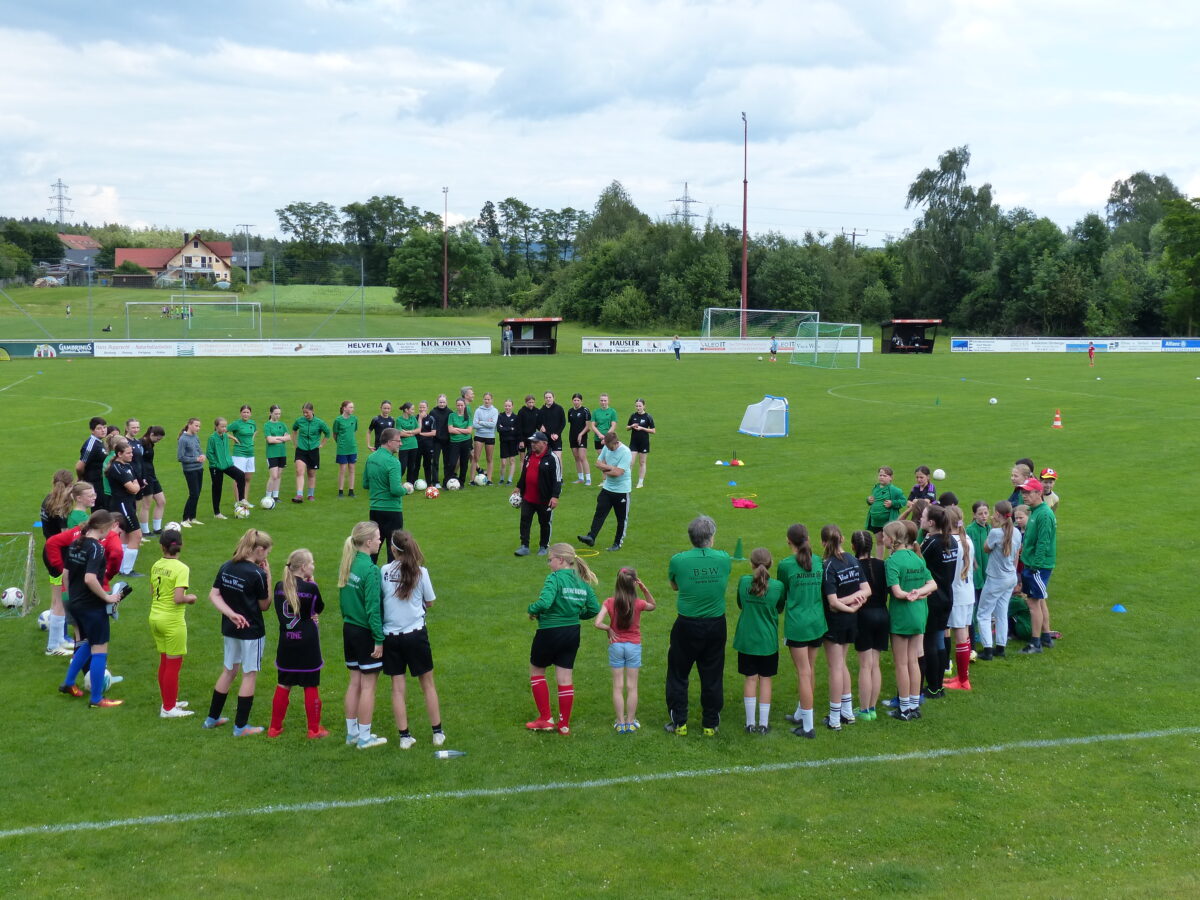 BFV-Mobil bei den Nachwuchskickerinnen des TSV Neudorf