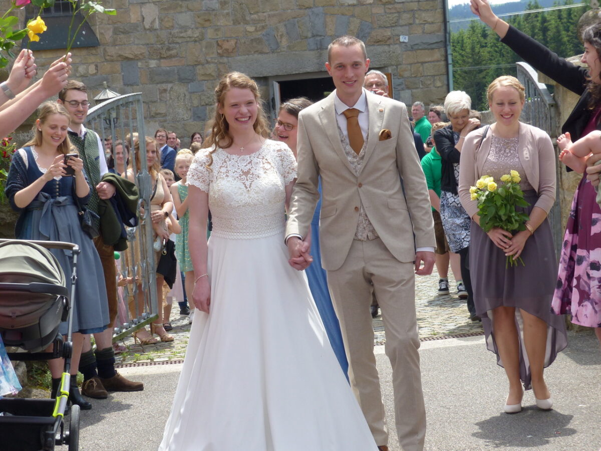 Engagiertes Paar gibt sich das Ja-Wort