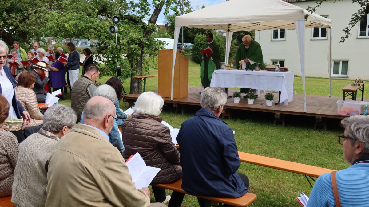 Musikalischer Gottesdienst und Frühschoppen locken Besucher