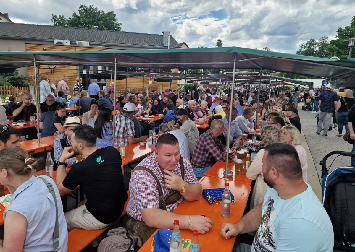 Pirk feiert mit Sonnenschein und Blasmusik