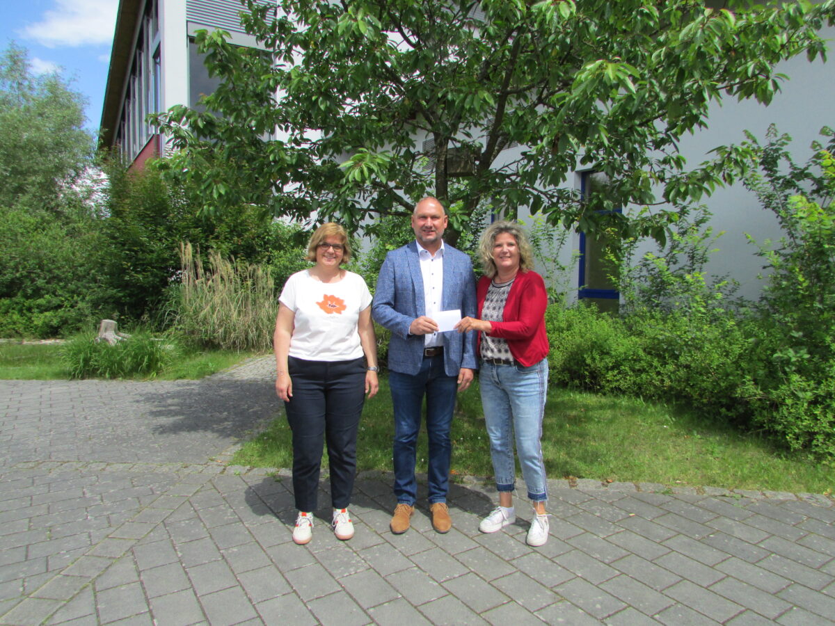 Schimmel AG unterstützt Manteler Grundschule mit Spende