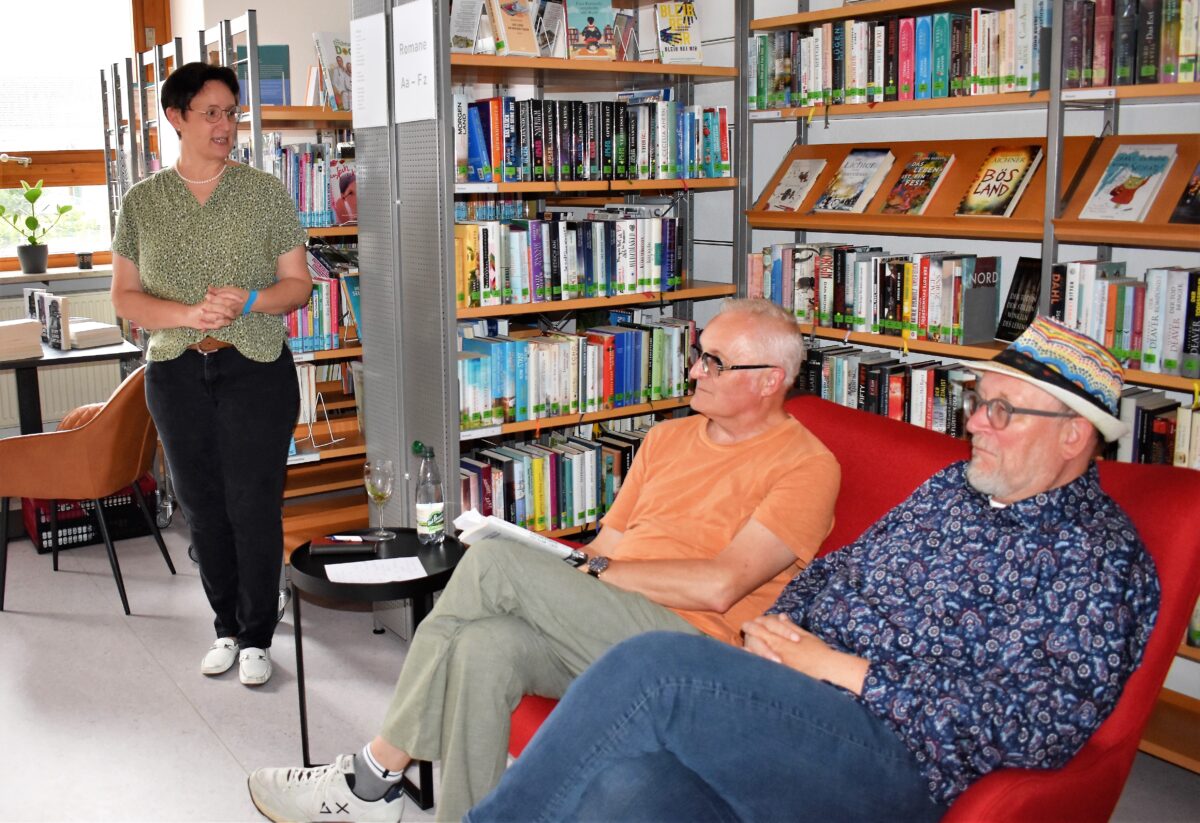 Bei dem neuen Oberpfalzkrimi "Gerti, Meth und dunkle Mächte" von Thomas Bäumler war auch Kulturjournalist Stefan Voit mit dabei. Büchereileiterin Doris Baumann stellte beide dem Publikum vor. Foto: Renate Gradl