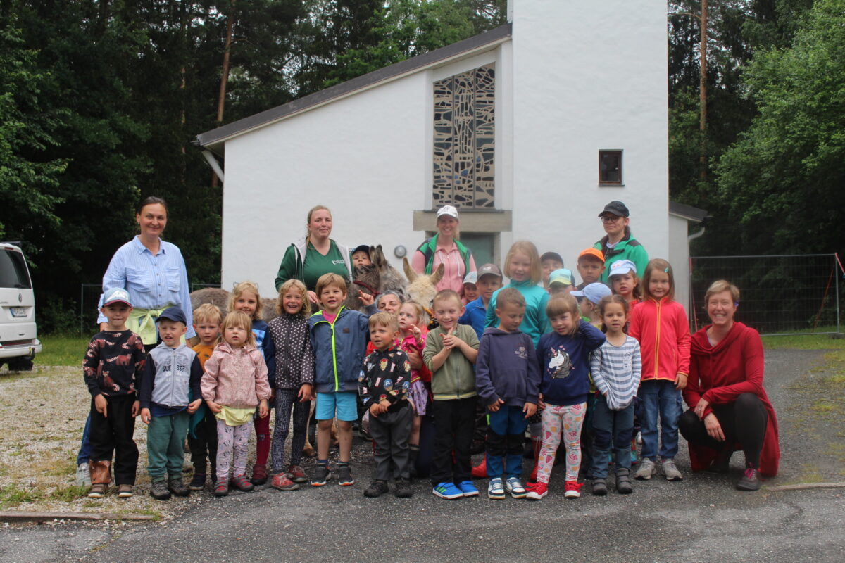 Kindergarten-Kinder klettern in der Kirche