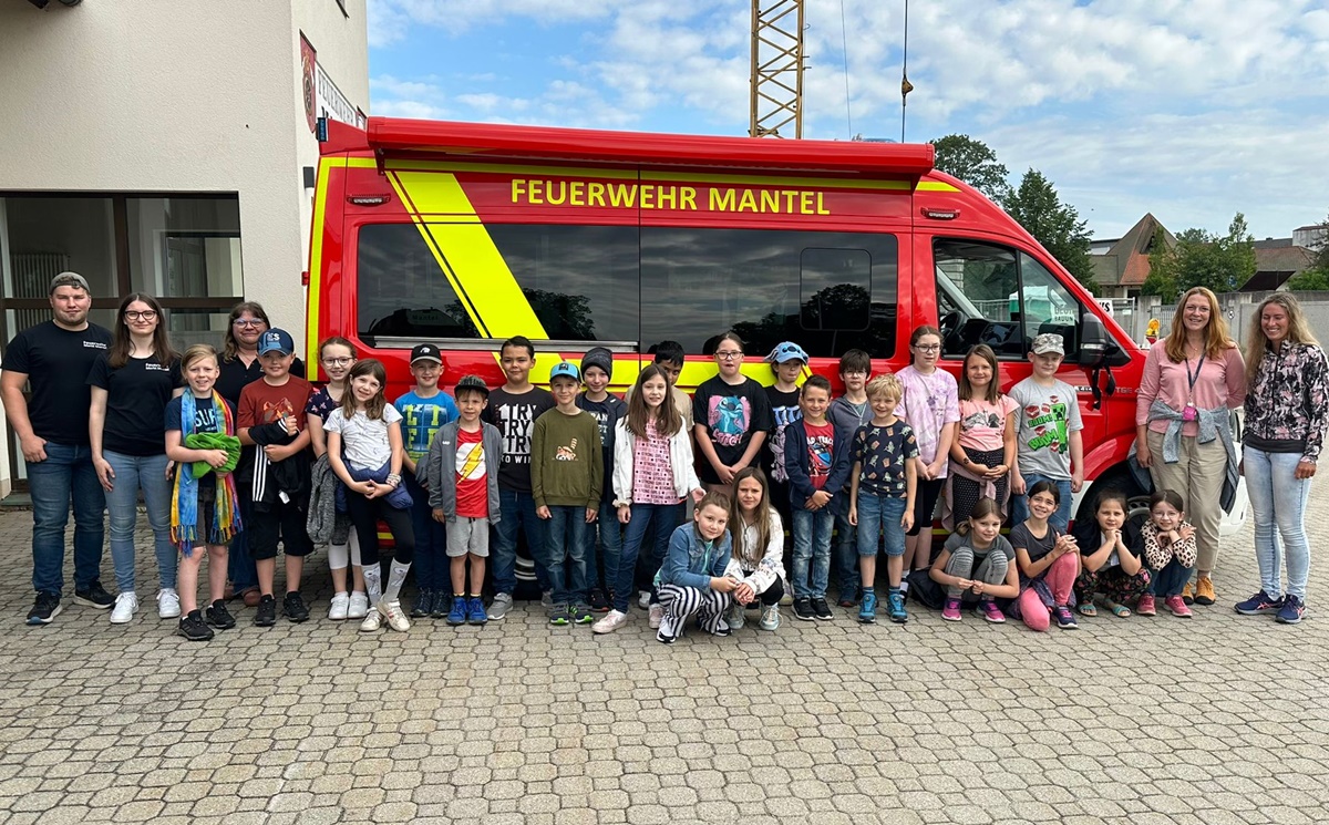 Interessierte Schüler zu Besuch bei der Feuerwehr Mantel