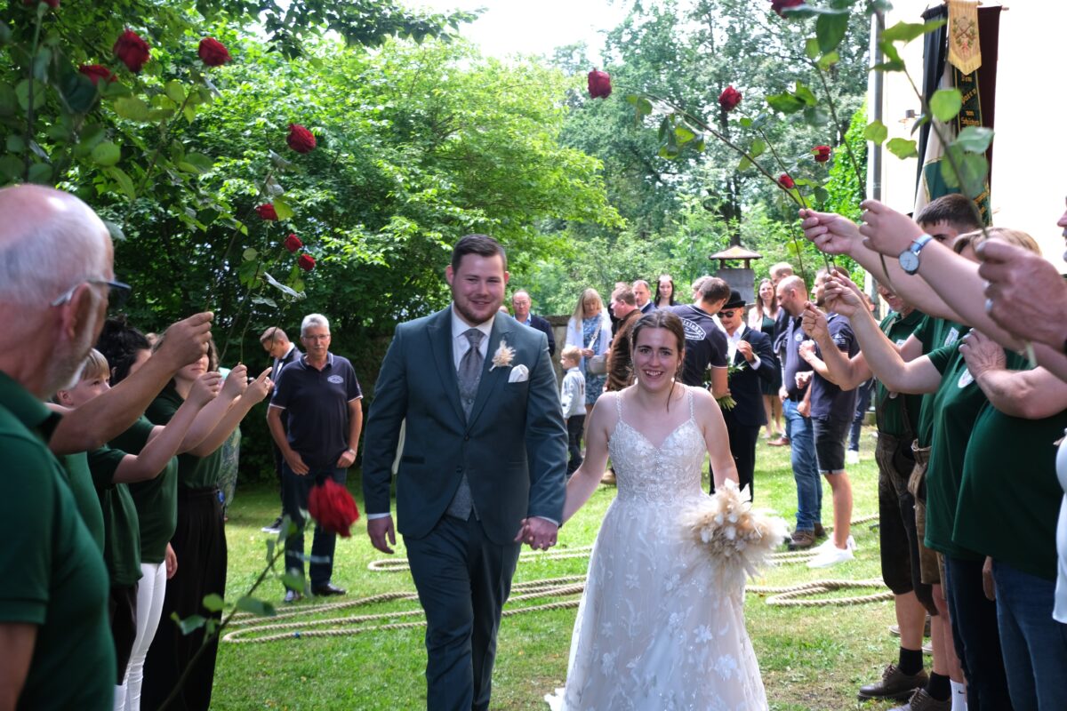 Von Garage zum Altar: Paar sagt in St. Jakobus Ja