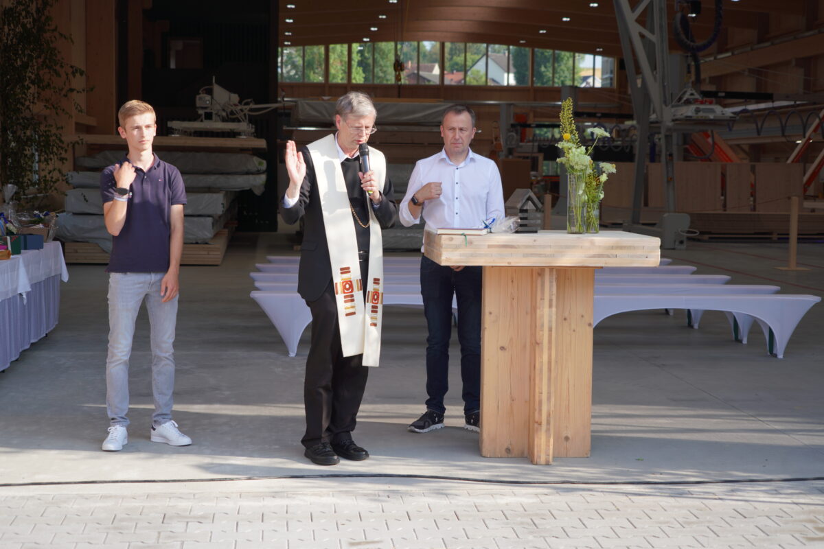 Riedl Holzbau feiert Geburtstag – 2000 Euro Spende