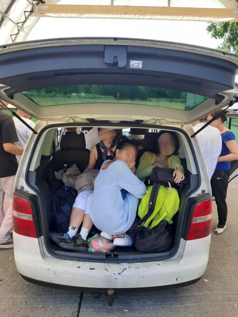 Zwölf Personen im Pkw: Bundespolizei Waidhaus stoppt Schleusung