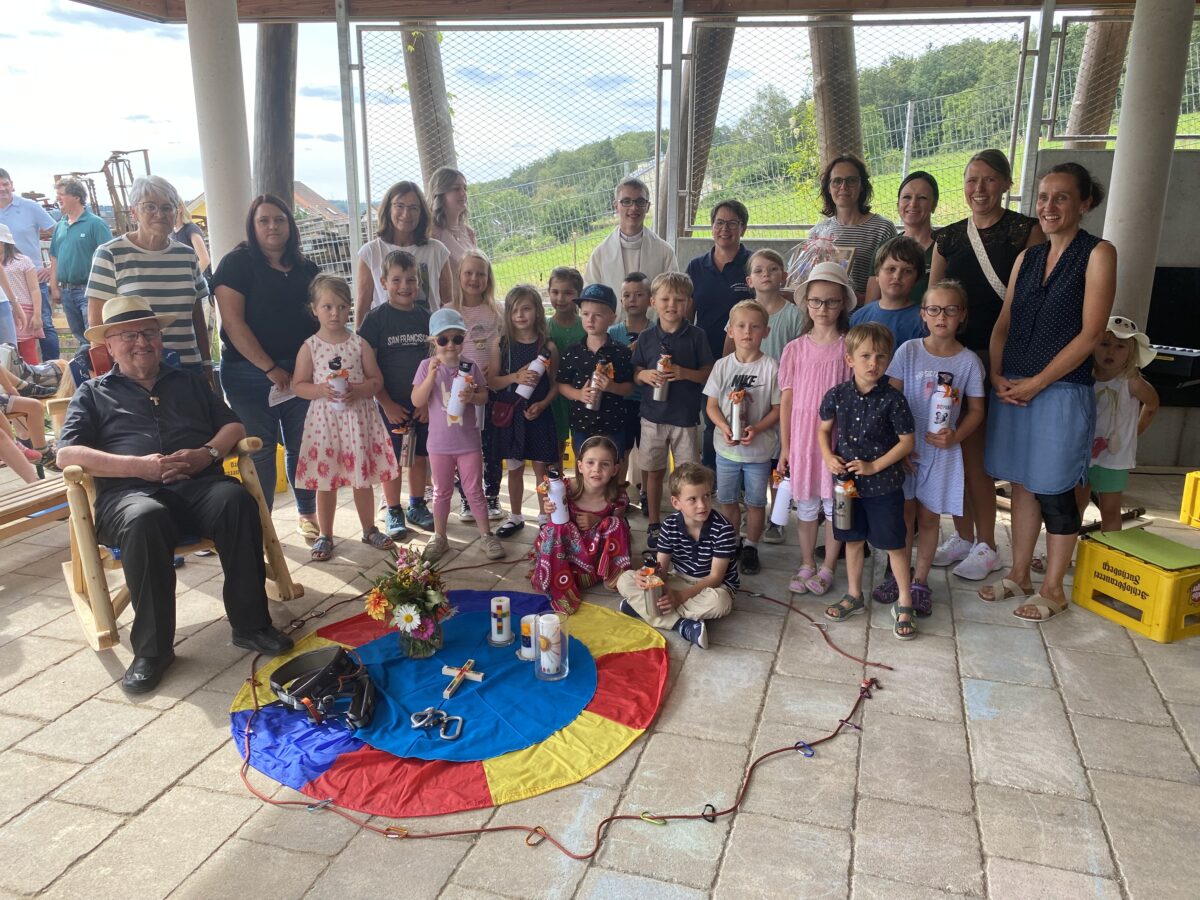 Primizsegen beim Abschlußgottesdienst im Kinderhaus St. Martin in Tännesberg