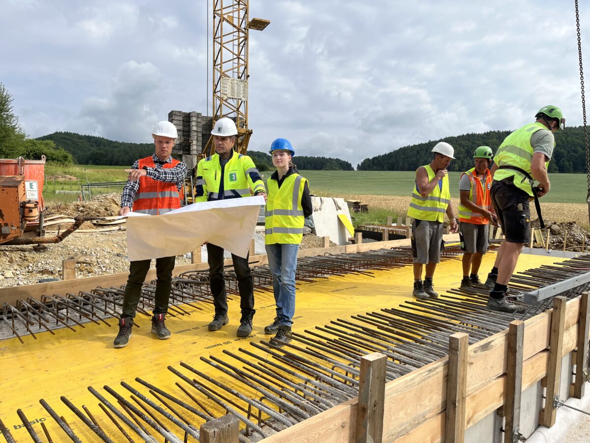 Alte Brücke über den Reinbach wird durch neue ersetzt – Verkehrsfreigabe wohl im November