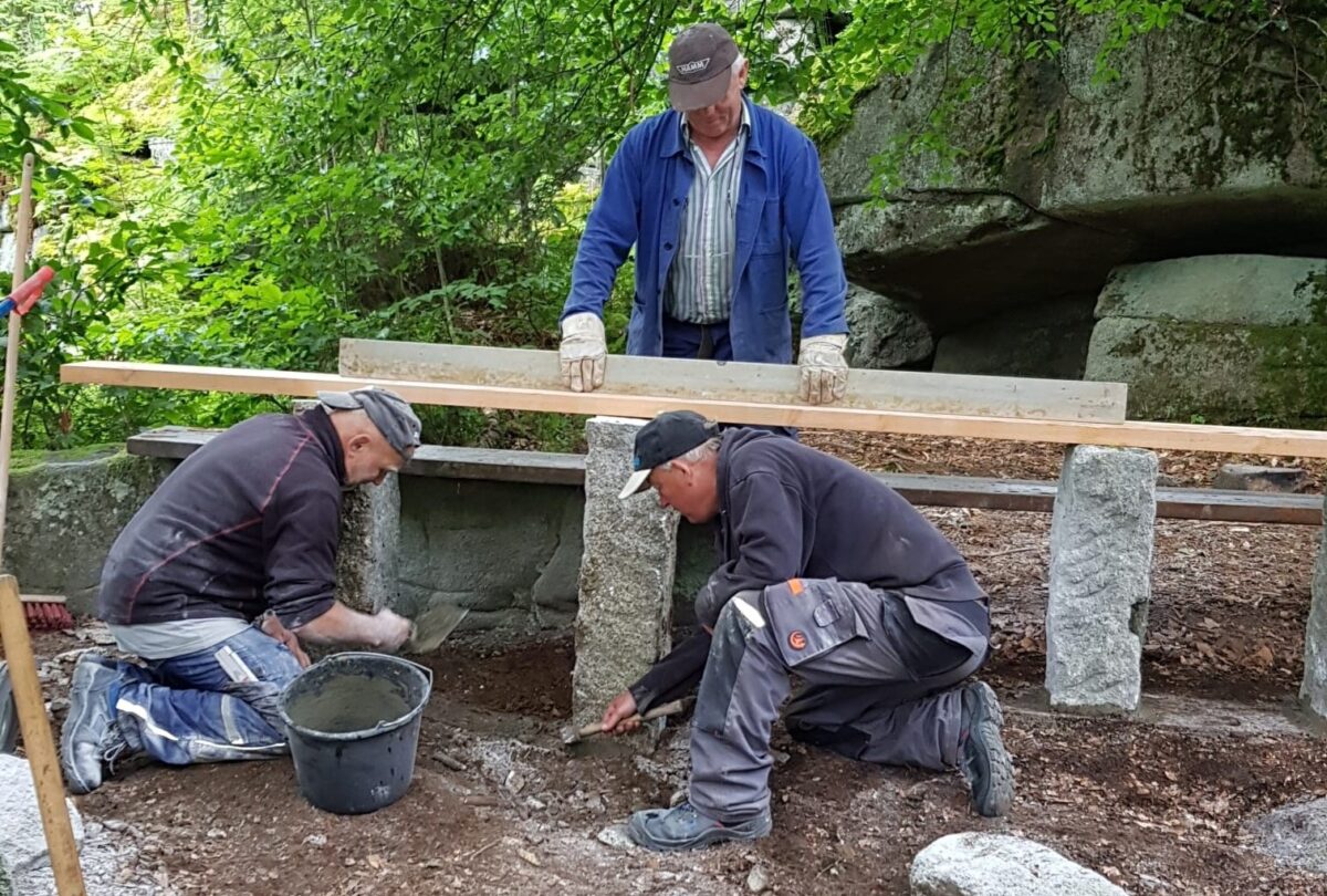 Neue Bankgarnitur an Burgruine Schellenberg