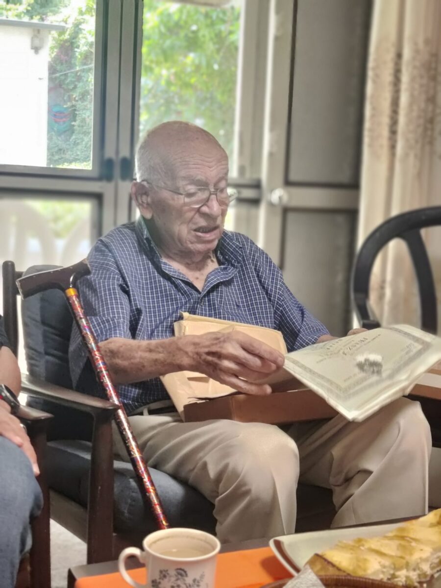 Unglaublich: Holocaust-Überlebender erhält nach 82 Jahren Paket seiner Eltern