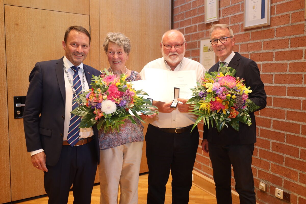 Ehrenzeichen des Ministerpräsidenten für zwei ganz besondere Ehrenamtliche