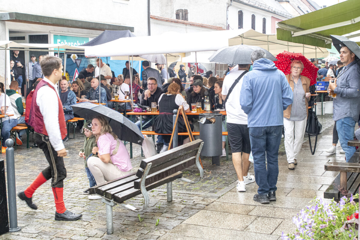 Windischeschenbacher nehmen Regen-Bürgerfest mit Humor