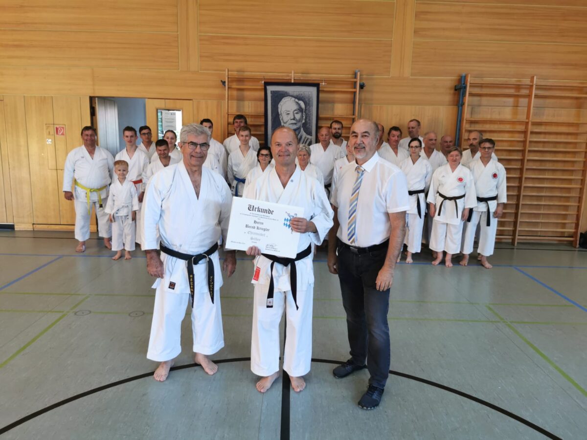 Karateka Bernd Kriegler mit Ehrennadel ausgezeichnet