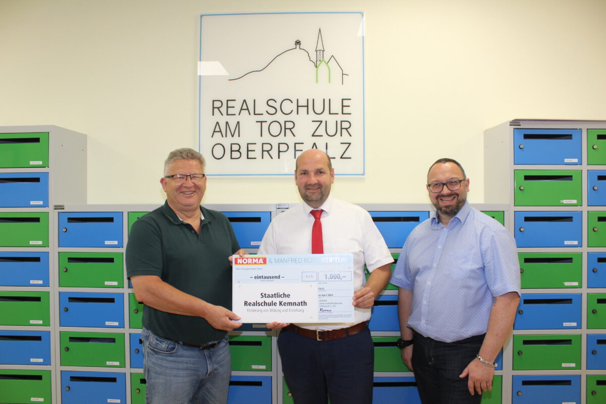 Spende von der Manfred-Roth-Stiftung für die Realschule am Tor zur Oberpfalz