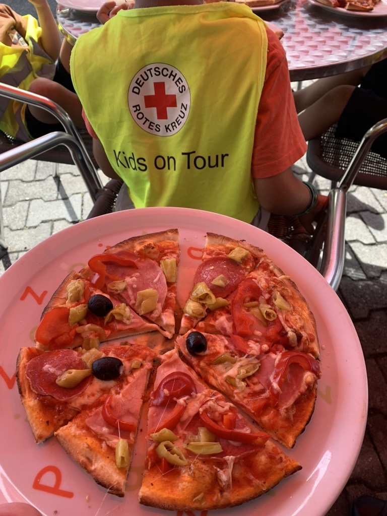 Kinder erleben tollen Pizza-Backspaß