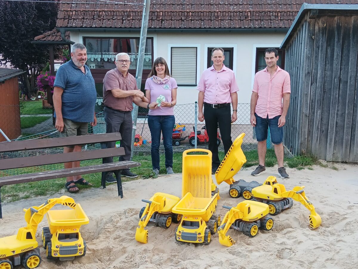 Großzügige Spende belebt Kinderspielplatz in Kirchenthumbach