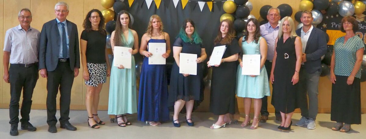 "Wir haben es geschafft!": Erfolgreiche Absolventen in Erbendorf gefeiert