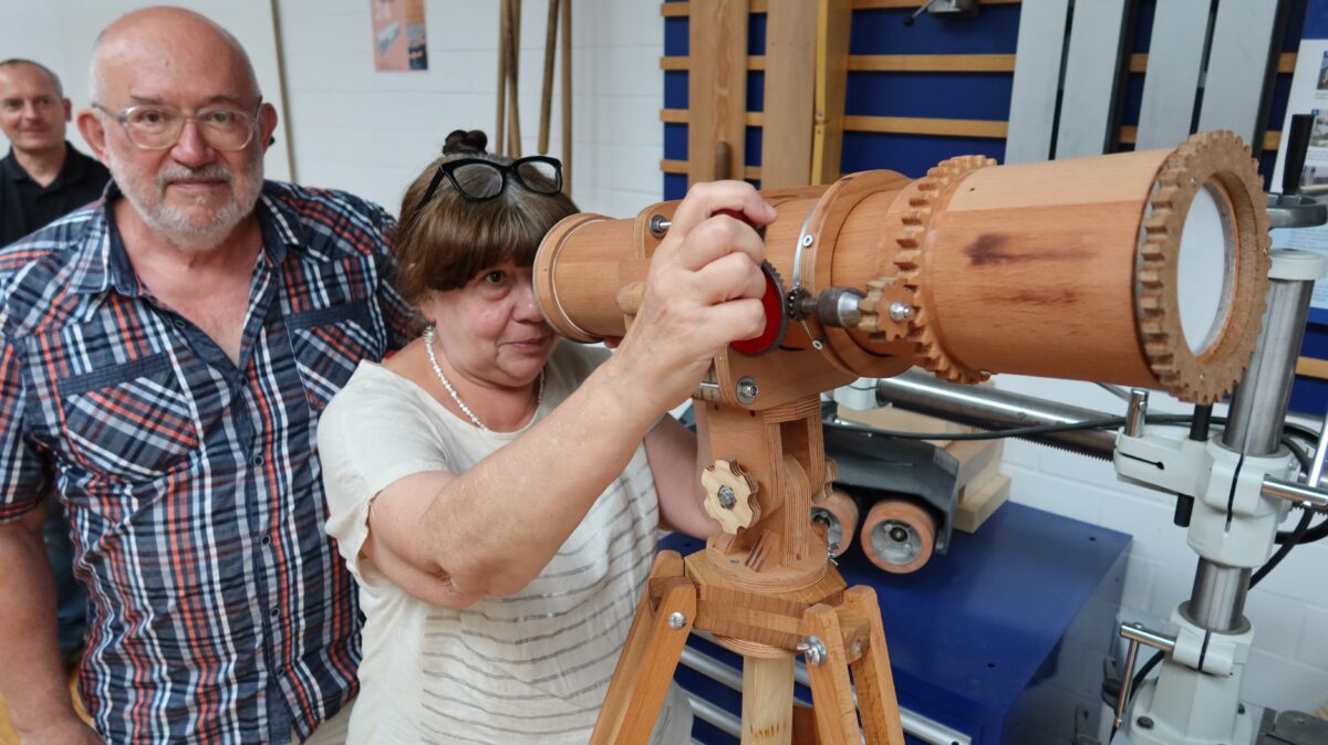 Viktor Volodarskyy und Olena Volodarska basteln mit zwei Schülern Kaleidoskop aus Holz