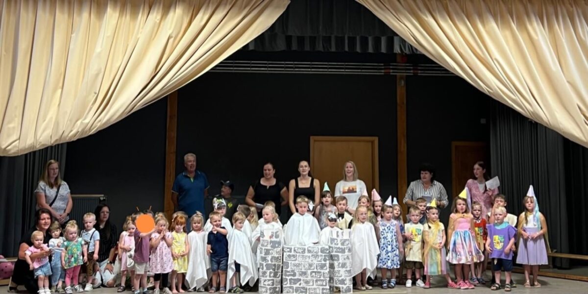 Kinder feiern 900 Jahre Leuchtenberg