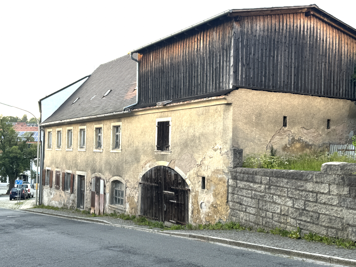 Aus der denkmalgeschützten Flosser Alten Schmiede werden Wohn- und Büroräume