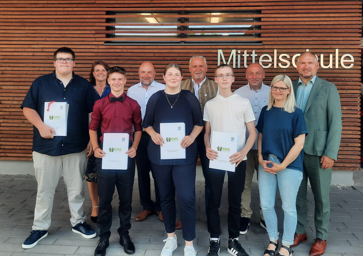 Abschied und Neuanfang: Entlassfeier der neunten Klassen in Weiherhammer