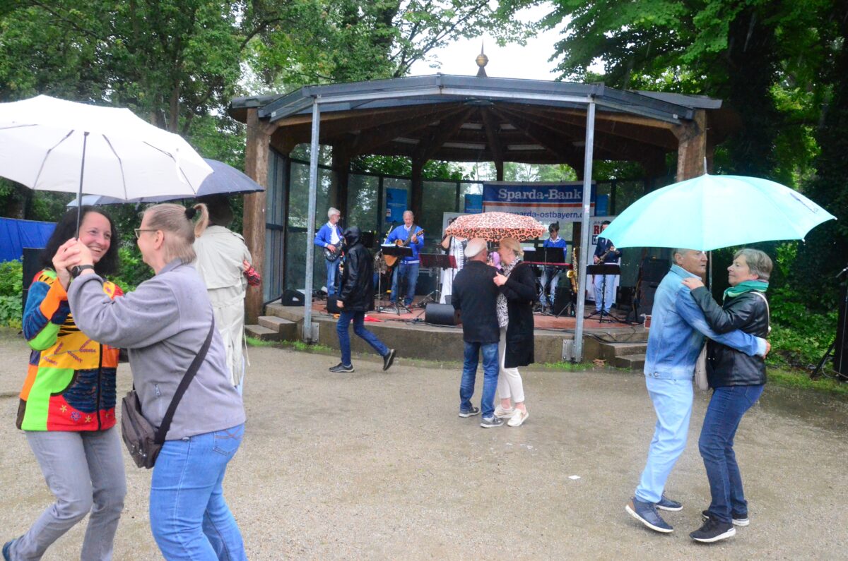 "Rock Connection": Fans tanzen im Regen