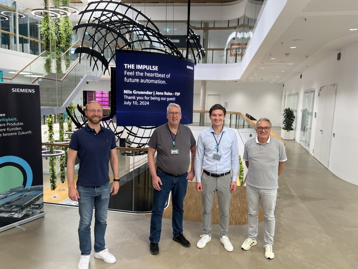 Nils Gründer diskutiert nachhaltige industrielle Innovationen bei Siemens in Amberg