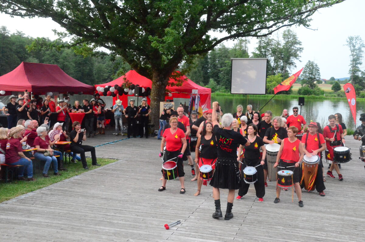 Line-Dance auf der Schätzlerbad-Terrasse