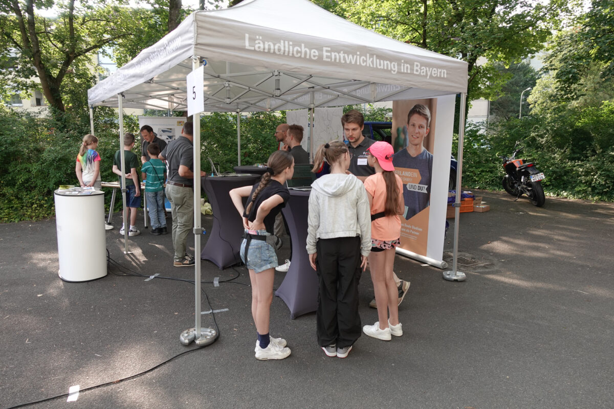 Schüler in Weiden erkunden die Welt der Geodäsie