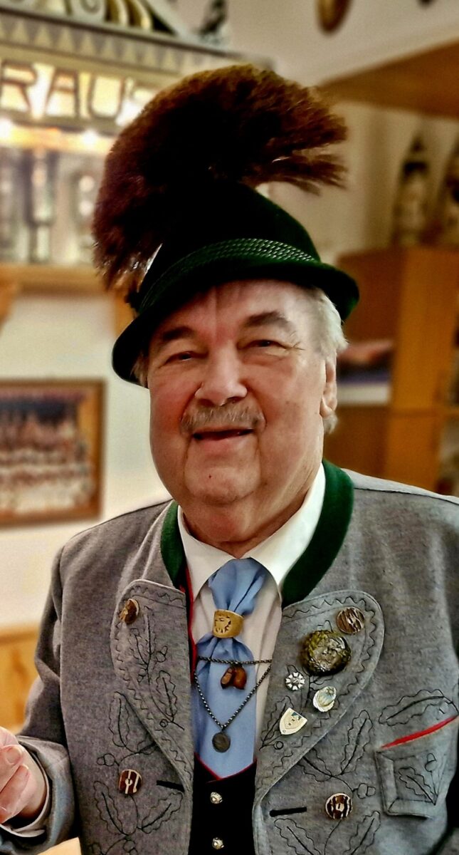 Trachtenverein Almrausch und 7er-Kameradschaft nehmen Abschied von Helmut Schwägerl