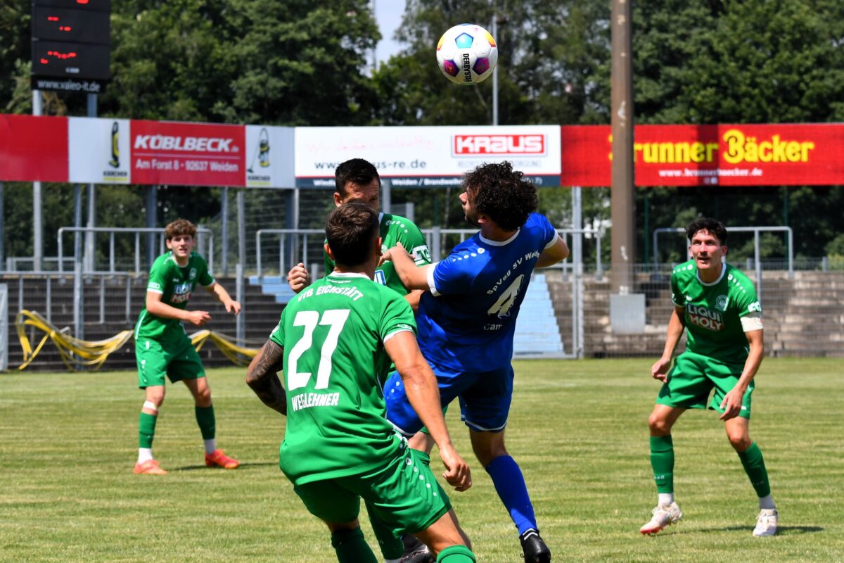 Weidens Igli Cami von gegenspierln umringt. Foto: D. Nachtigall