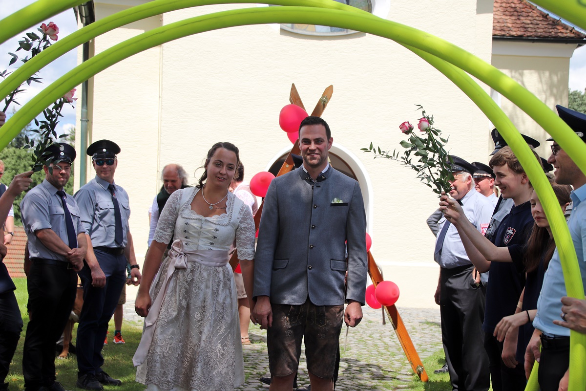 Feuerwehrfrau und Feuerwehrmann finden zusammen