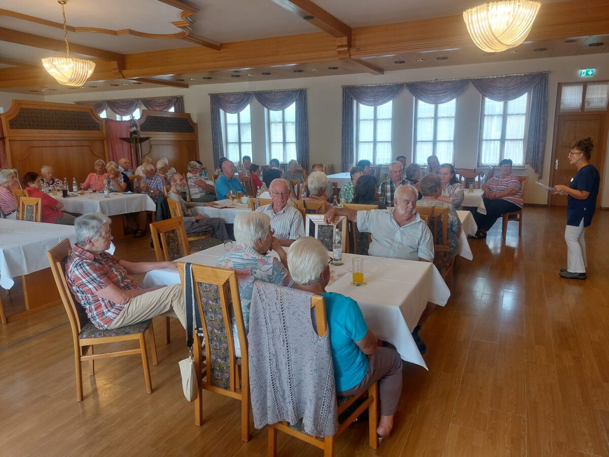 Senioren lassen sich über Leistungen der Pflegekasse aufklären