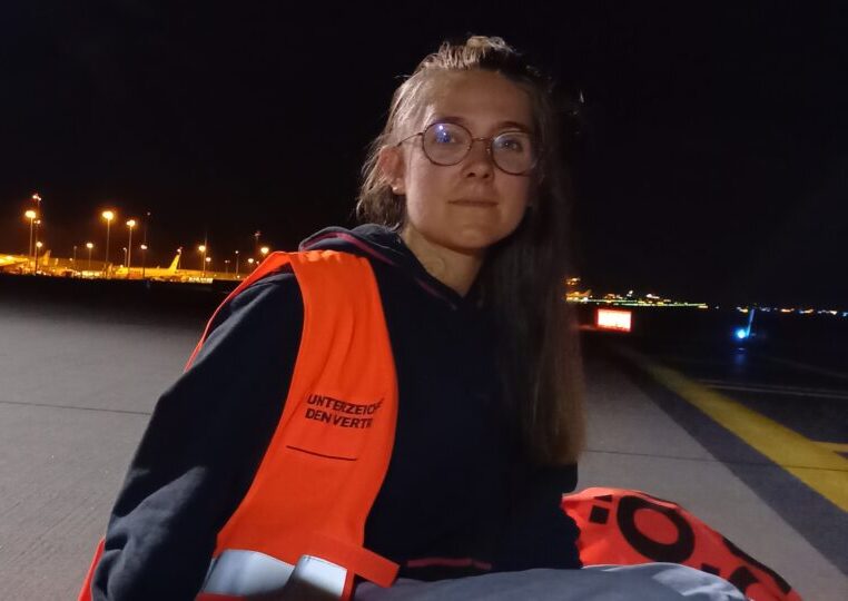Flughafen Leipzig: Klima-Aktivistin Ronja Künkler blockiert Rollfeld