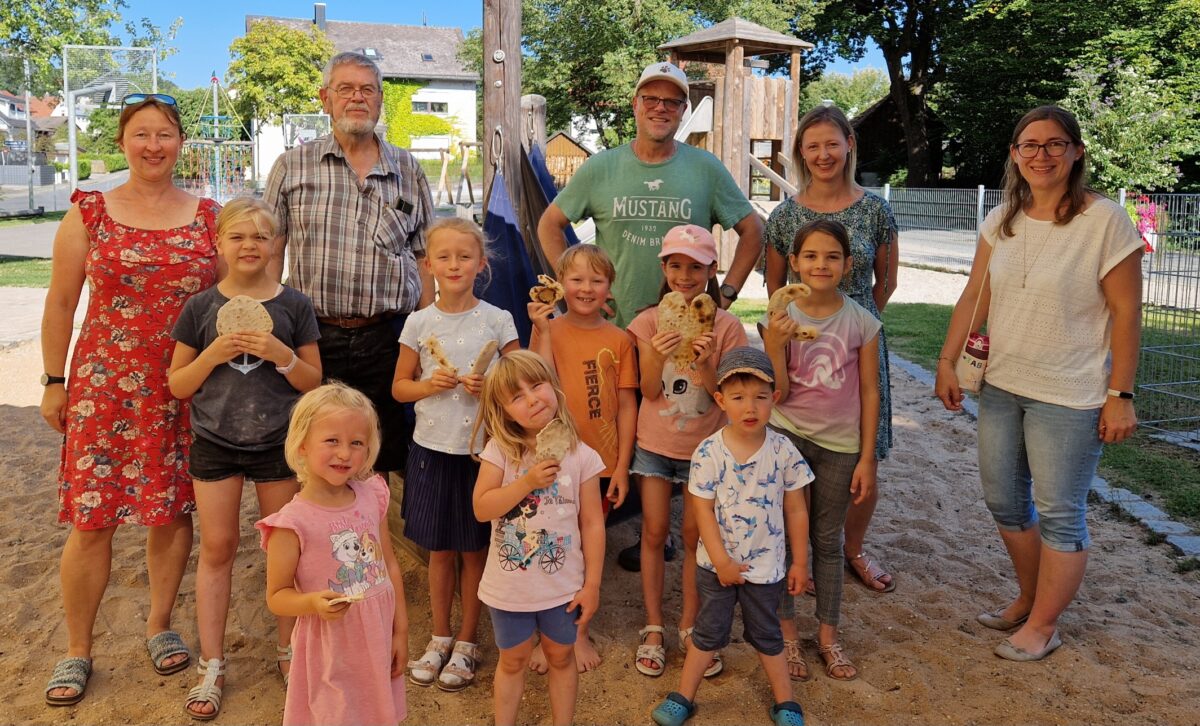 Kinder erlernen Brotbacken in Pressath