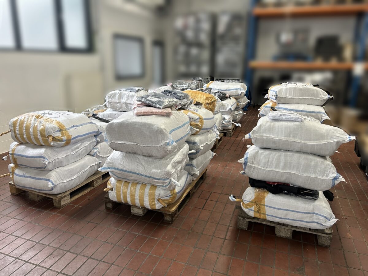 Sichergestellte, gefälschte Markenkleidung. Foto: Hauptzollamt Regensburg