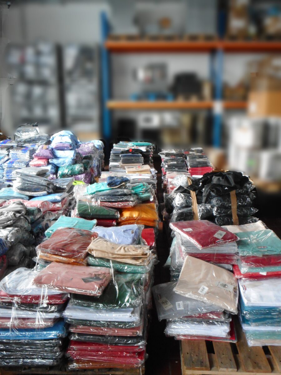 Sichergestellte, gefälschte Markenkleidung. Foto: Hauptzollamt Regensburg