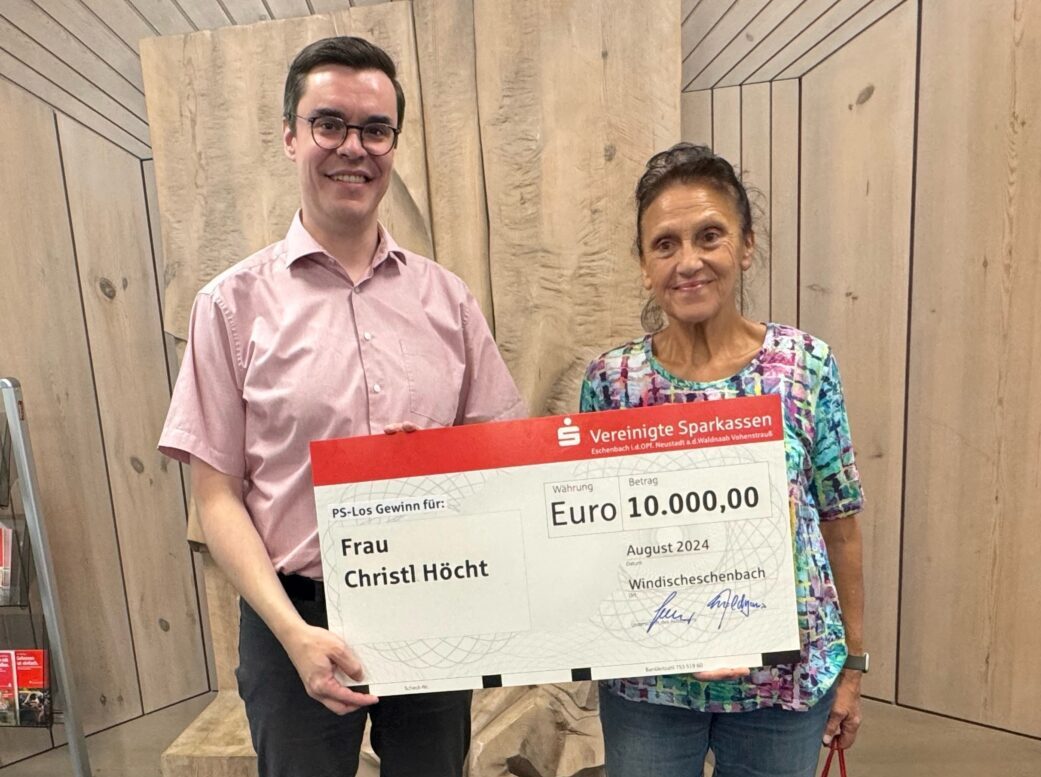 Sparkassenkundin gewinnt 10.000 Euro beim PS-Sparen