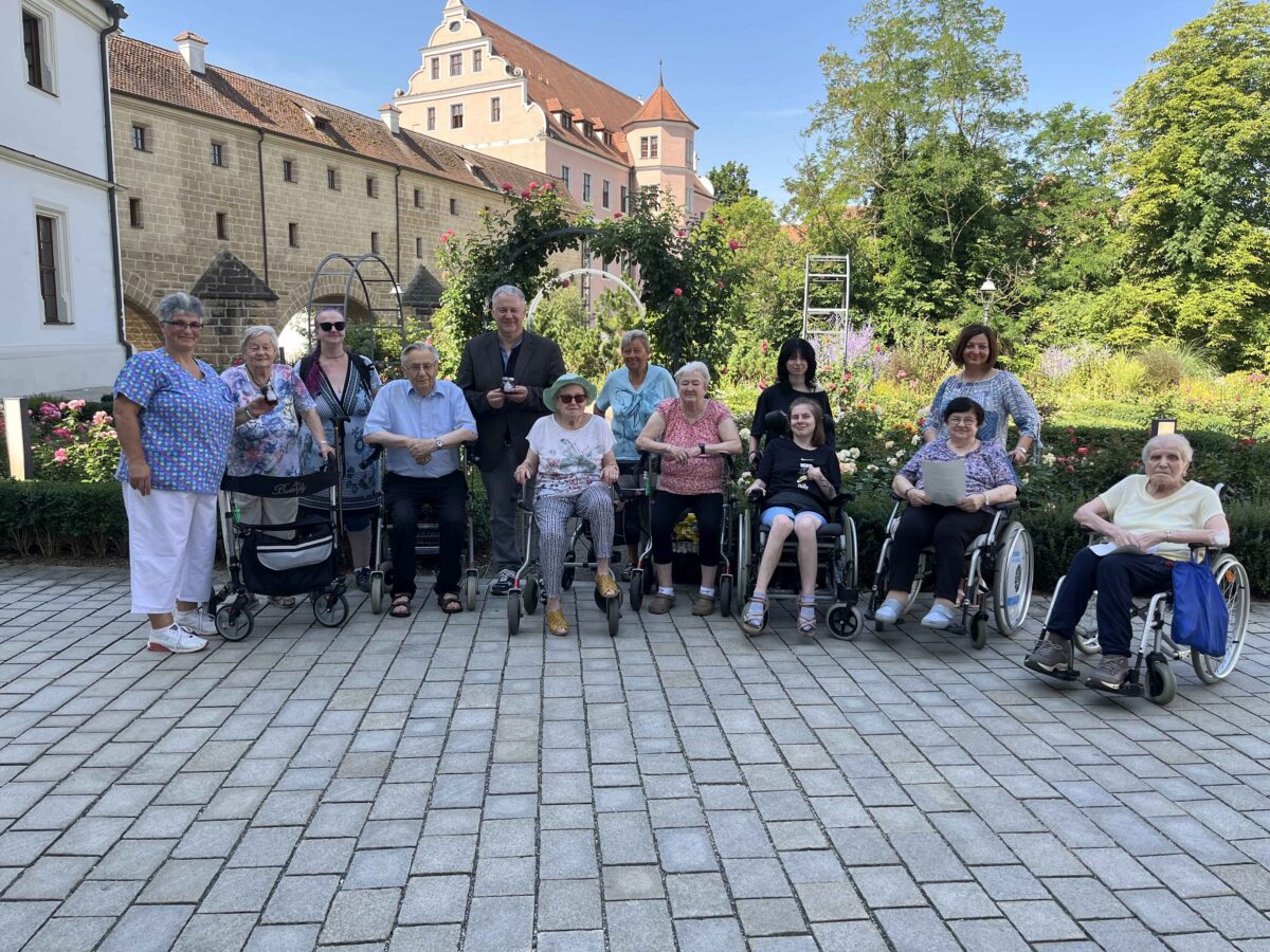 Marienheim kocht Rosengelee für den Landrat