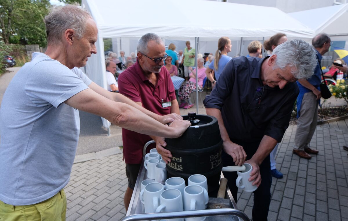 Ausgelassene Stimmung beim Sommerfest im Seniorenheim