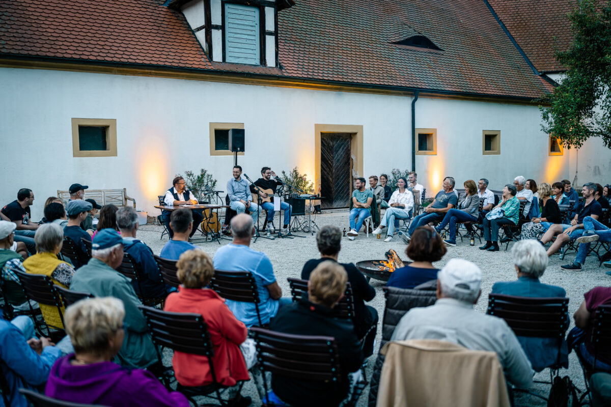 Romantische Geschichten im Schlosshof – ein Abend voller Magie und Emotionen
