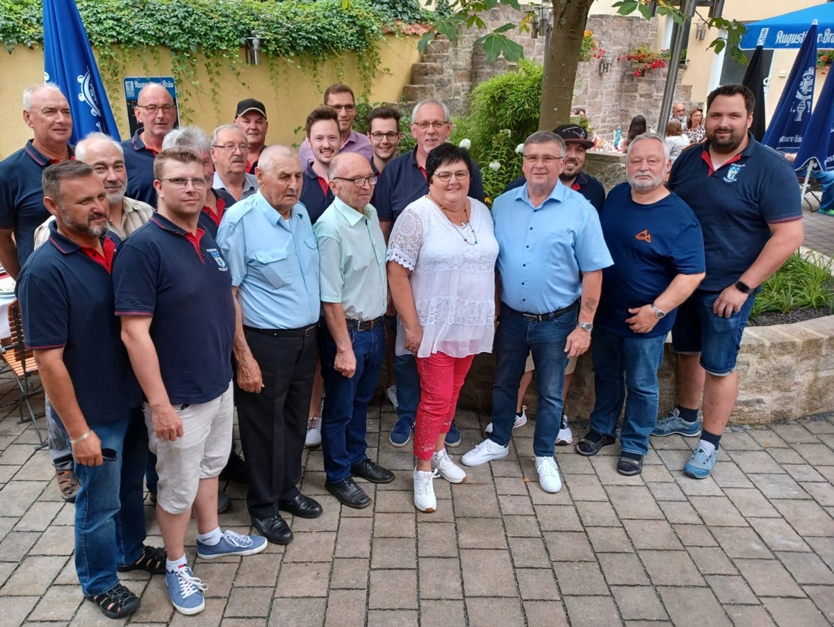 Feuerwehr Pressath gratuliert Ferdinand Dippel zum 70. Geburtstag