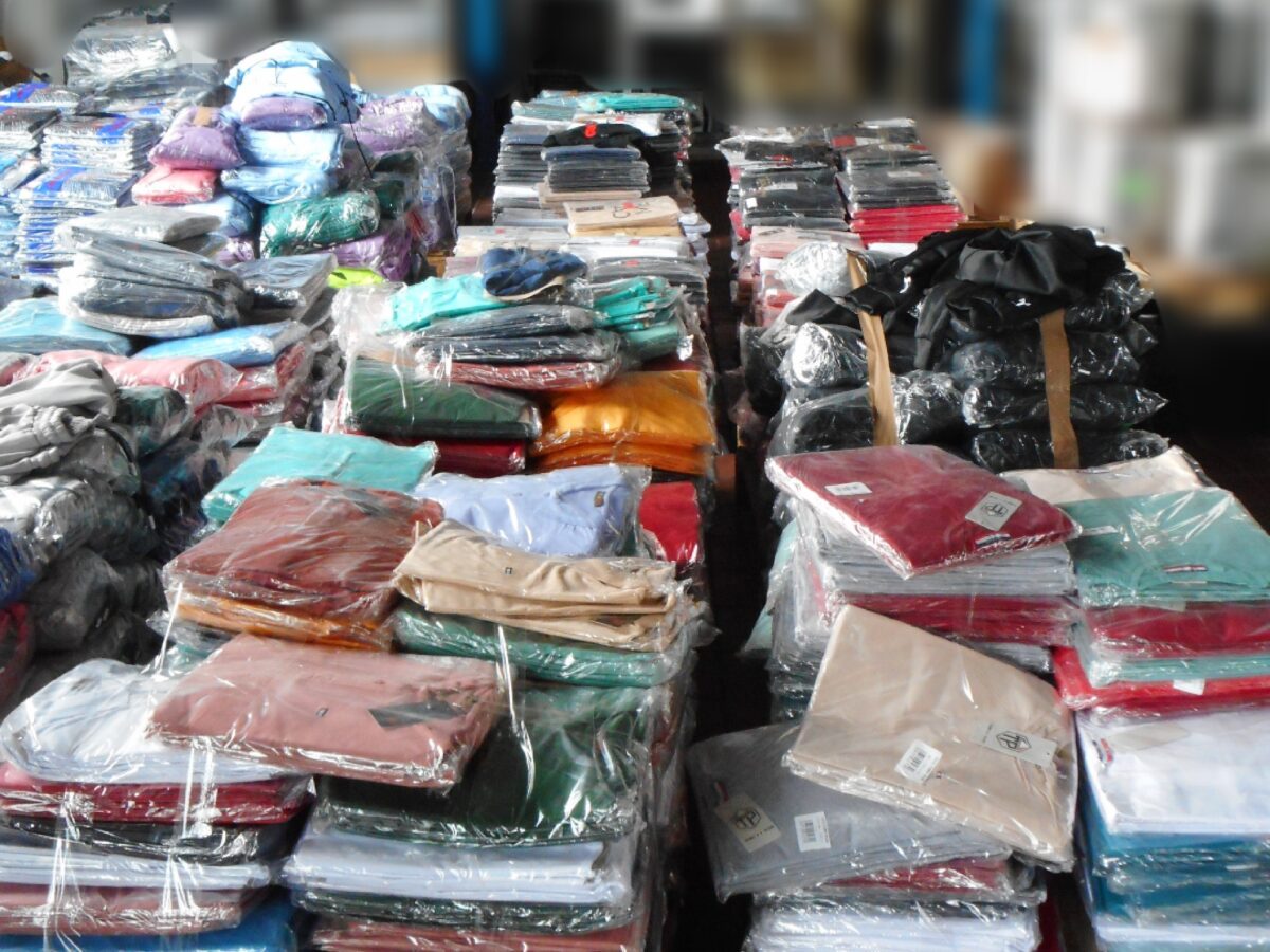 Hauptzollamt gegen Markenpiraterie: 23.000 gefälschte Textilien sichergestellt