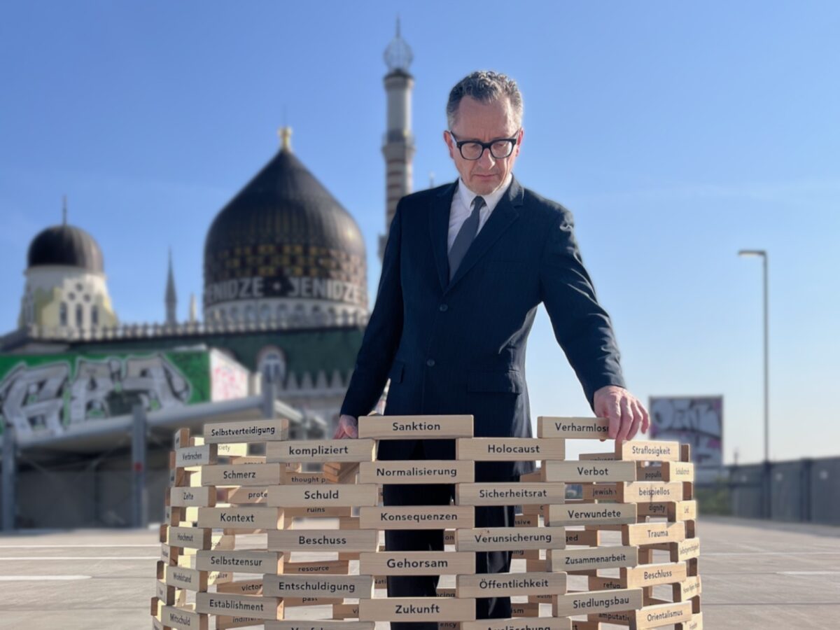 Kunst gegen Krieg: David Adams "Tabula Phrasa" in Grafenwöhr