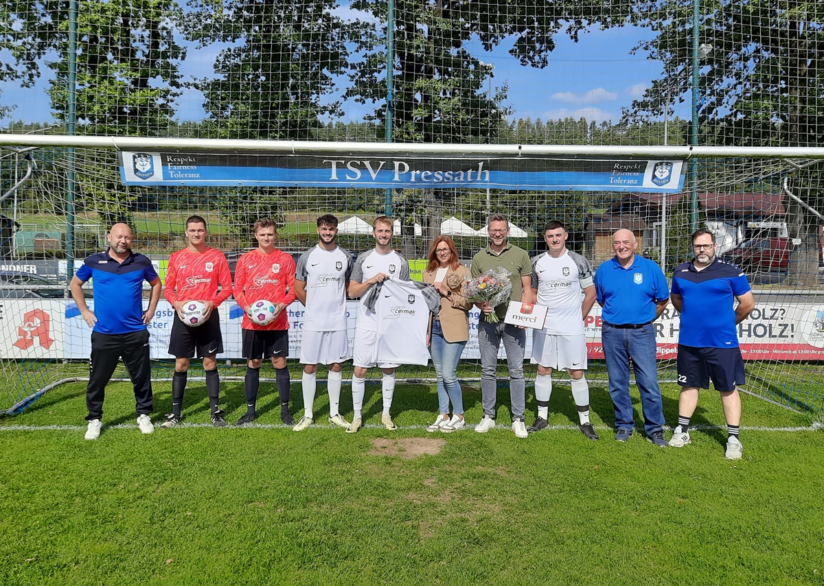 TSV Pressath: Mit den neuen Trikots zum Erfolg