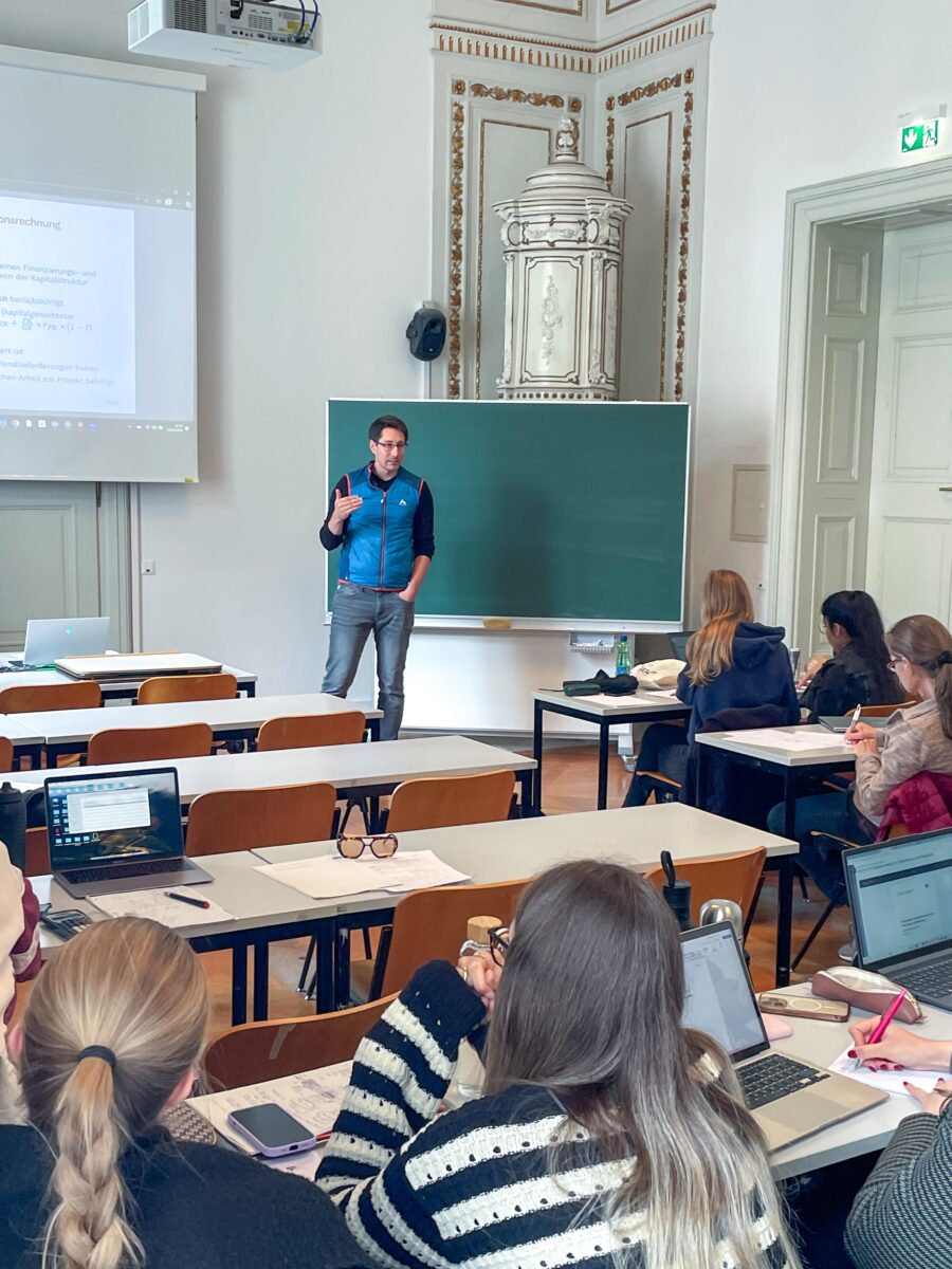 Dr. Matthias Bernhardt bei einer Vorlesung an der Universität Salzburg. Foto privat.