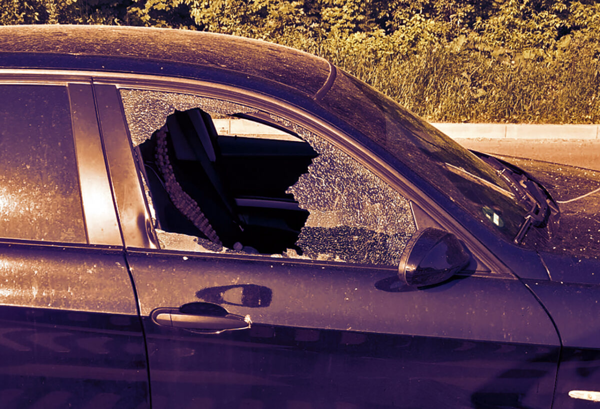 Teurer Grabbesuch: Seitenscheibe eingeschlagen, Rucksack geklaut, Geld abgehoben