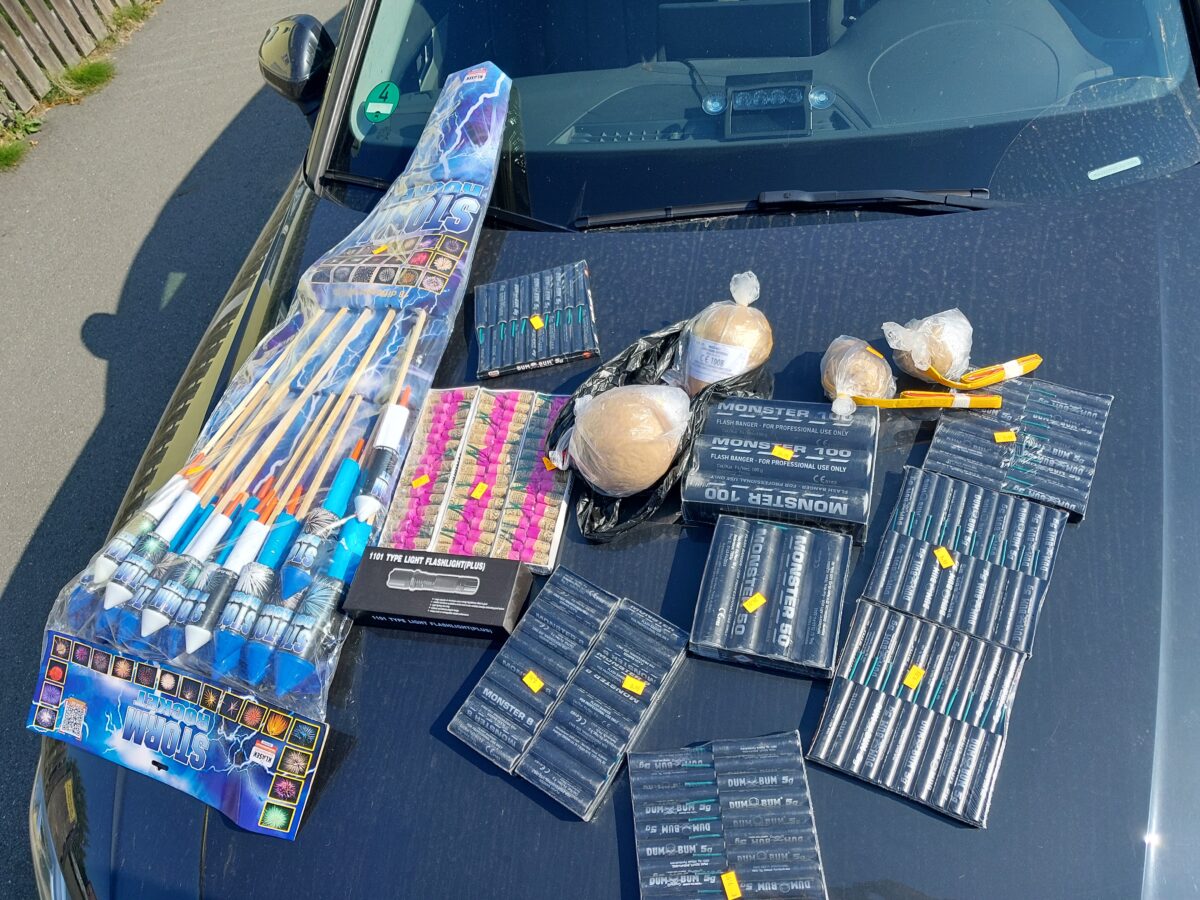Erfolgreicher Fahndungstag: Pyrotechnik und Haftbefehle