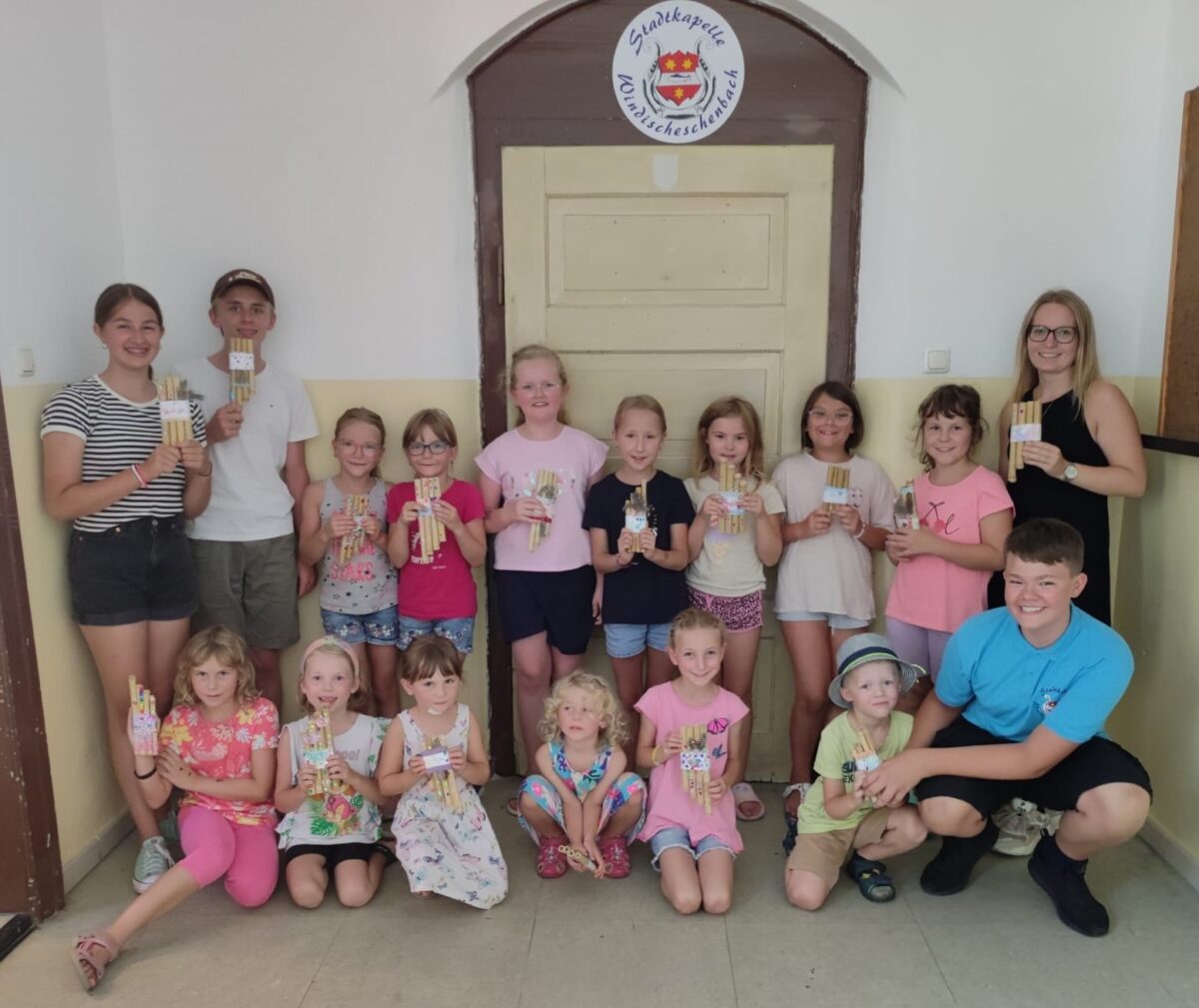 Kinder bauen Panflöten im Ferienprogramm